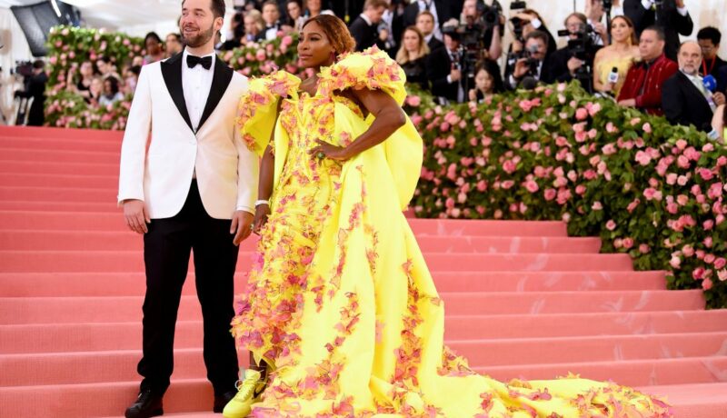 Serena Williams, într-o rochie galbenă, la brațul soțului său, Alexis Ohanian, la MET Gala 2019