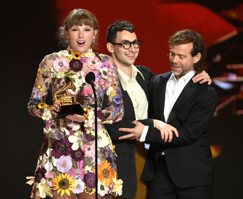 Taylor Swift, pe scena Premiilor Grammy 2021, în timp ce ține un discurs