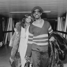 Tina și Ike Turner, fotografiați în anul 1975, pe Aeroportul Heathrow, din Londra, UK.