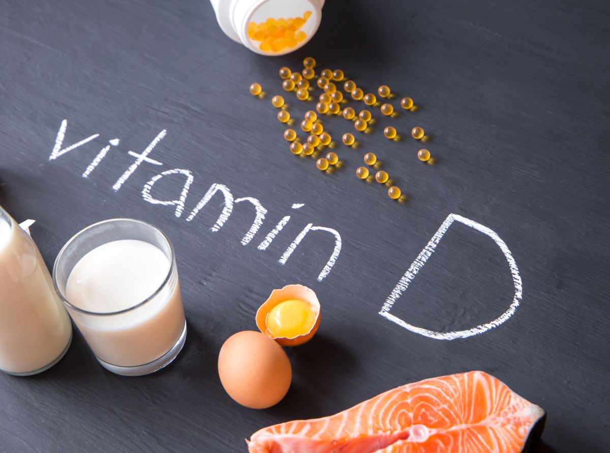 Măncăruri care conțin vitamina D, printre care, lapte, ouă, somon, suplimente