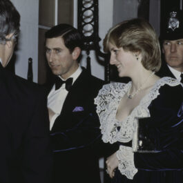 Prințesa Diana, purtând o rochie de catifea albastră, alături de prințul Charles