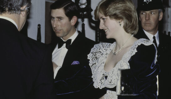 Prințesa Diana, purtând o rochie de catifea albastră, alături de prințul Charles