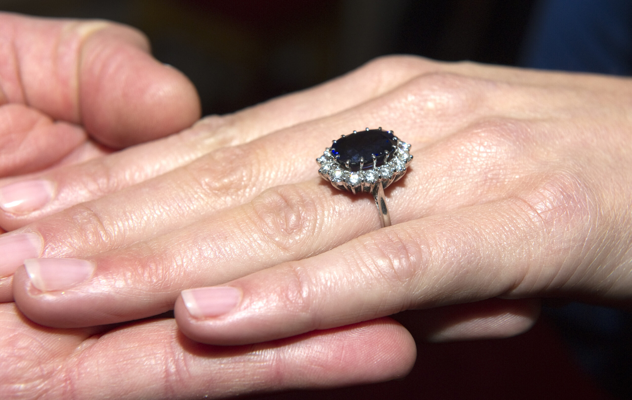 Inelul de logodnă al ducesei de Cambridge, care a aparținut prințesei Diana. Un safir, încadrat de 14 diamante solitare.