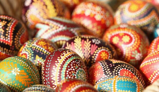 Ouă frumos încondeiate cu diferite modele și culori care ilustrează cum se sărbătorește Paștele în alte țări de pe glob