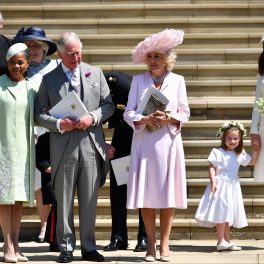 Doria Ragland alături de membrii familiei regale, Prințul Charles și soția sa, Ducesa de Cambridge și fiica acesteia îmbrăcați elegant pe scările de la ieșirea din Capela St George în timp ce se pregăteau să plece la Castelul Windsor după ceremonia de la nunta regală a fiicei sale Meghan Markle din 2018