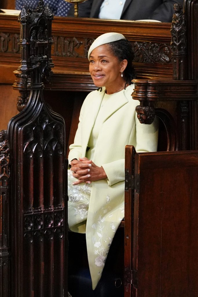 Doria Ragland îmbrăcată într-un costum alb în timp ce stă jos pe un scaun din Capela St George în timp ce așteaptă începerea ceremoniei de la nunta Prințului Harry cu fiica sa Meghan Markle în data de 19 mai 2018