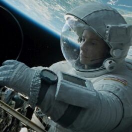 Sandra Bullock, într-un costum alb de astronaut, într-o scenă din filmul „Gravity”