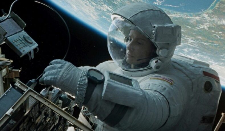 Sandra Bullock, într-un costum alb de astronaut, într-o scenă din filmul „Gravity”
