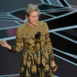 Actrița Frances McDormand pe scenă la Gala Premiilor Oscar 2018 în timp ce susține un discurs