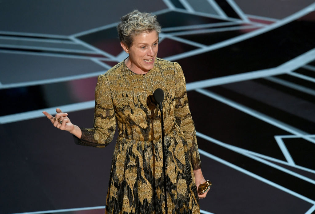 Actrița Frances McDormand pe scenă la Gala Premiilor Oscar 2018 în timp ce susține un discurs