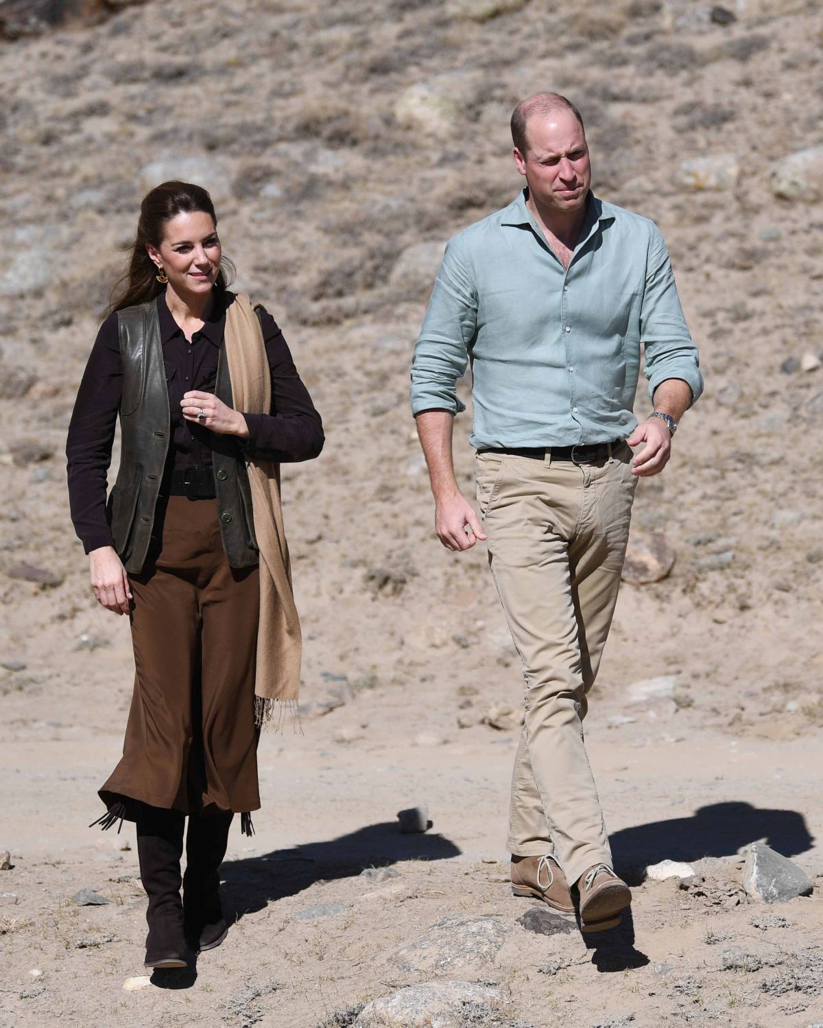 Ducele și Ducesa de Cambridge, în ținute lejere, în mijlocul deșertului