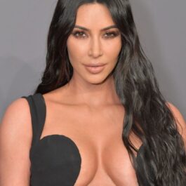 Kim Kardashian, purtând o rochie neagră, decoltată, în cadrul unui eveniment monden