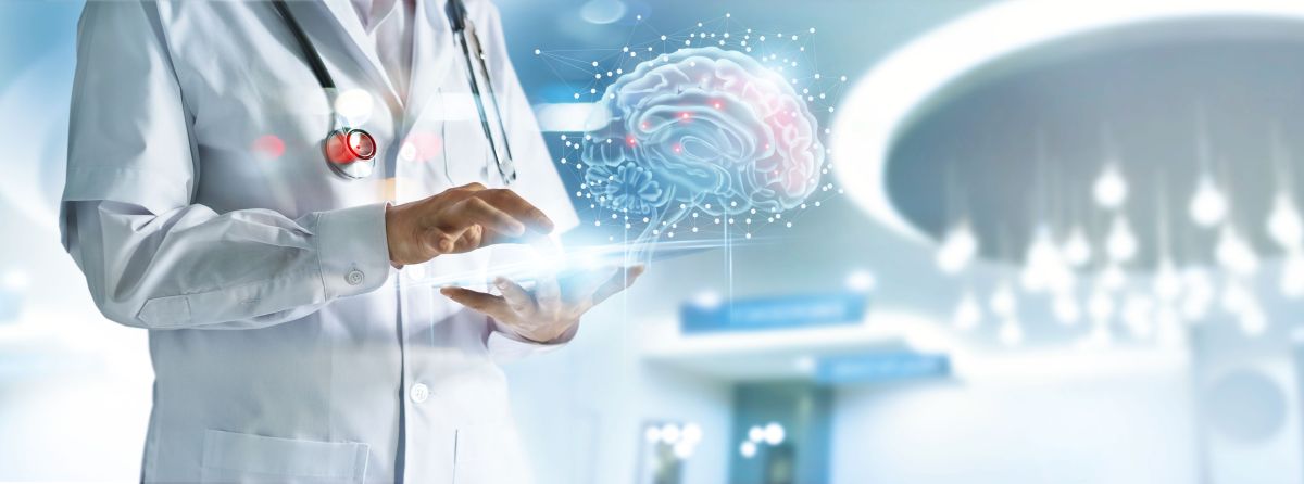 Medic care verifică sănătatea creierului, folosind o interfață tehnologică