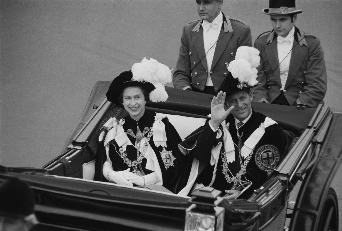 Prințul Phillip, salută mulțimea din caleașca regală, alături de soția sa, Regina Elisabeta a II-a