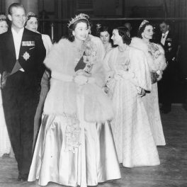 Prințul Phillip, alături de Regina Elisabeta a II-a, la un concert în Londra, în 1951, îmbrăcați în ținute de gală