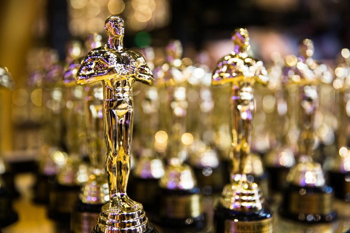 O serie de statuete aurii de Oscar, aliniate una lânga alta