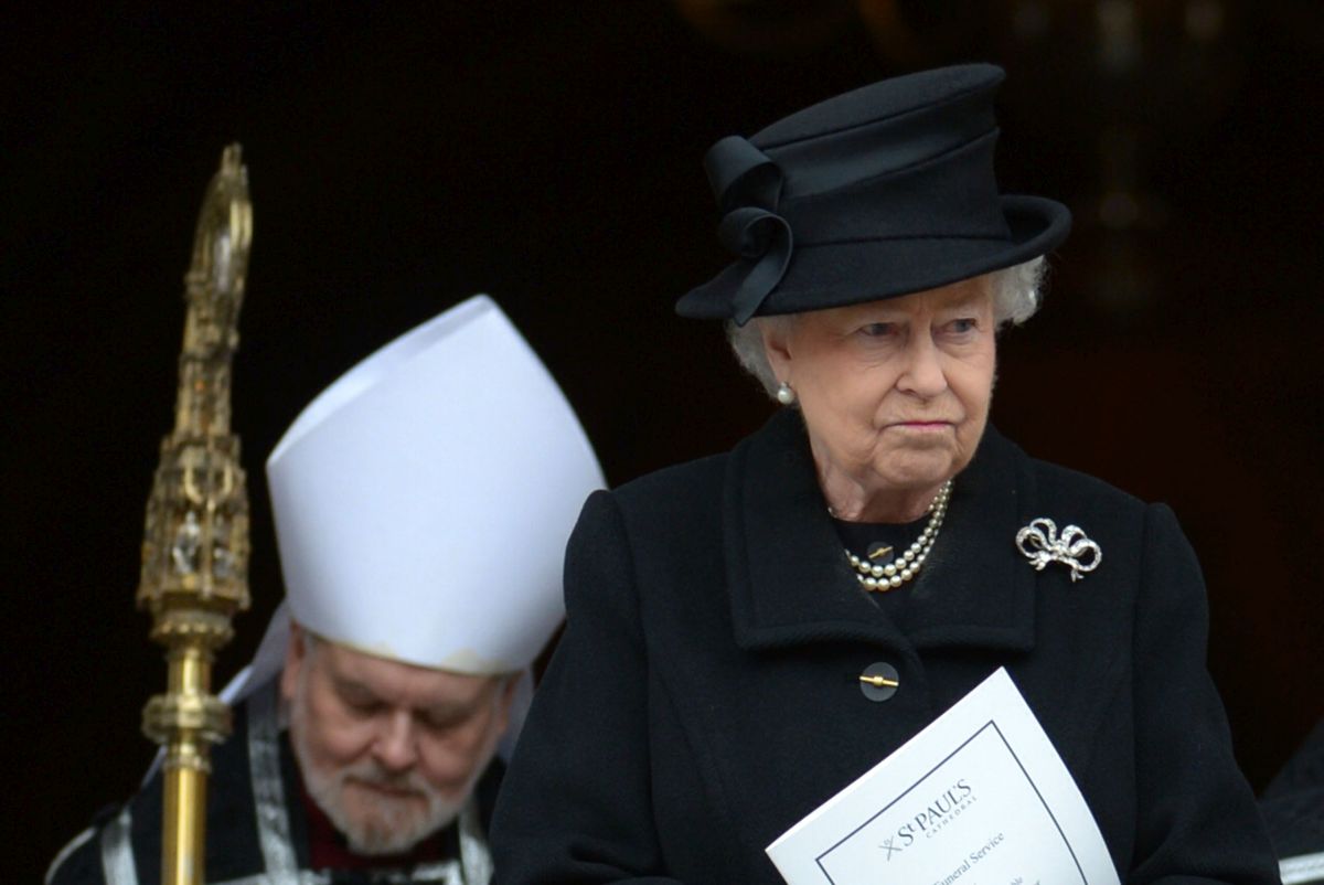 Regina Elisabeta a IIa, în haine de doliu, participă la o înmormântare