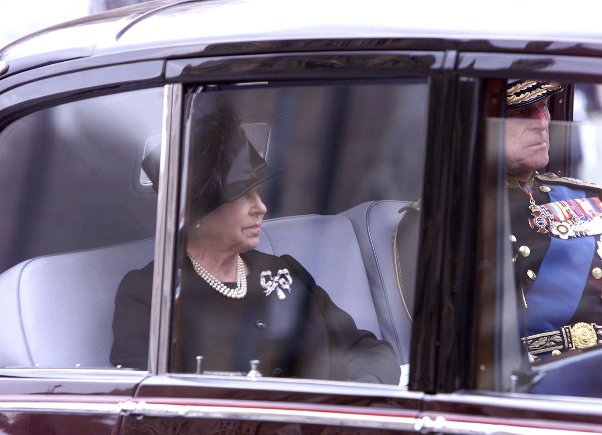 Regina Elisabeta a II-a, alături de Ducele de Edinburgh, într-o mașină neagră, participând la o înmormântare