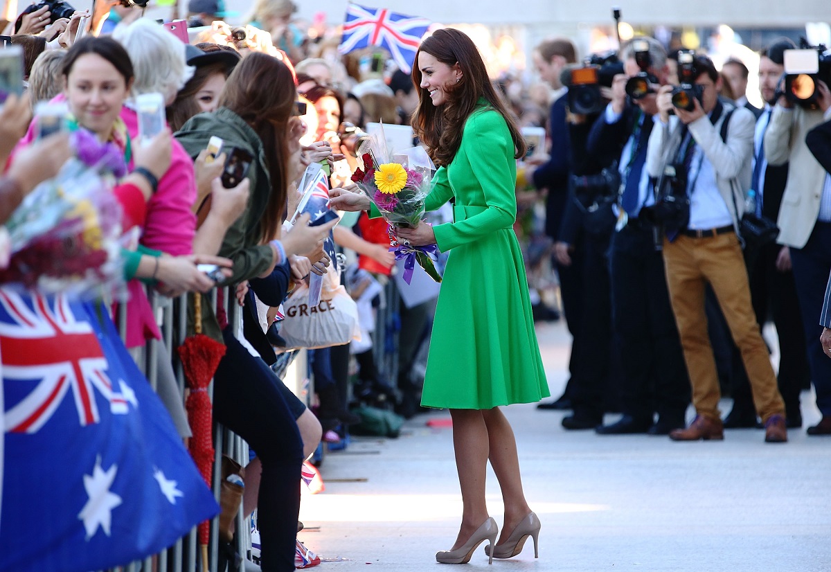Alegerea vestimentară a Ducesei Kate Middleton într-un palton verde în timp ce primește cadouri de la oamenii din mulțime
