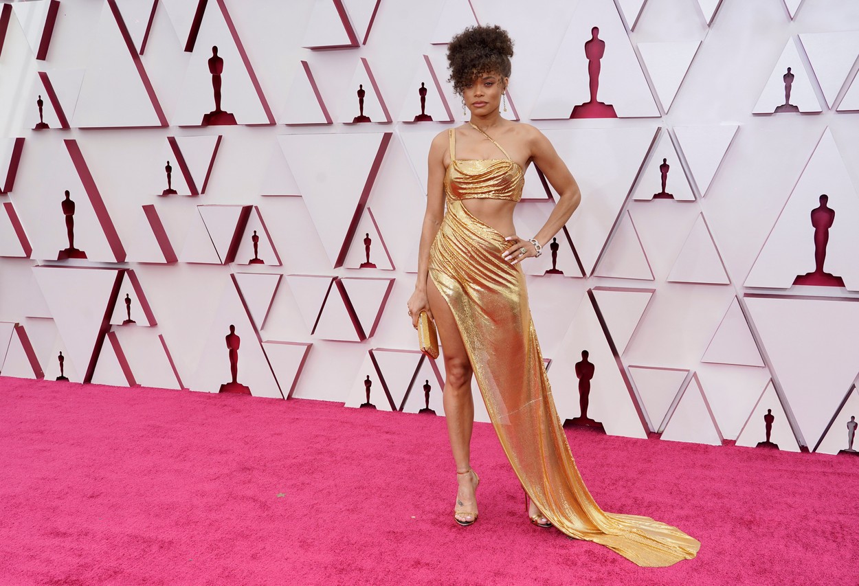 Andra Day, într-o rochie strălucitoare, pe covorul roșu, la Premiile Oscar 2021