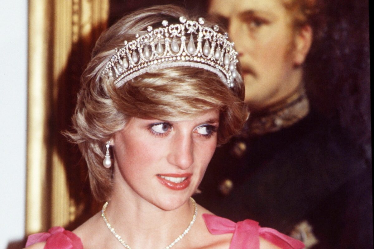 Portret al Prințesei Diana la un evenimet public în timp ce poartă o rochie elegantă roz și o diademă pe cap