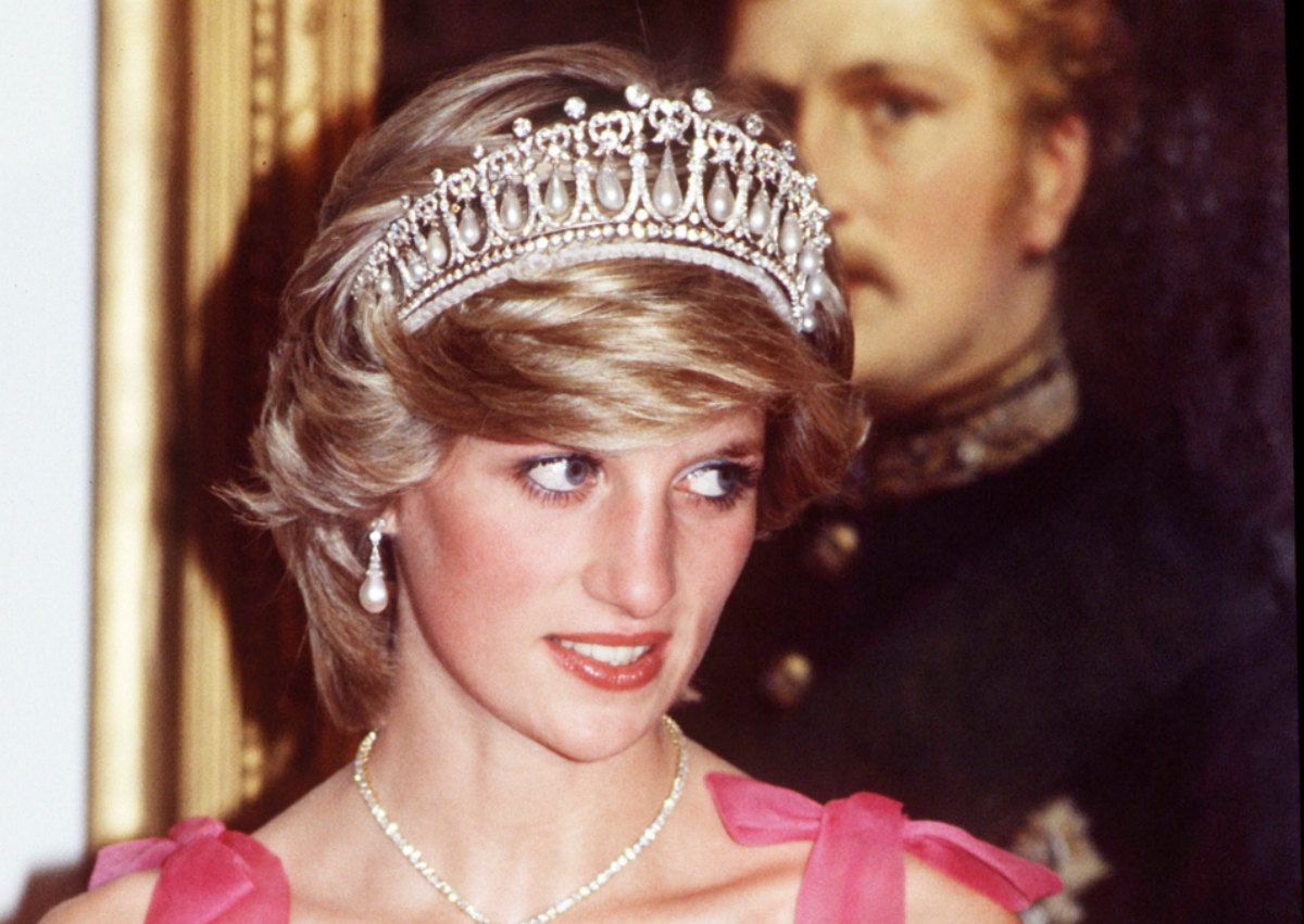Portret al Prințesei Diana la un evenimet public în timp ce poartă o rochie elegantă roz și o diademă pe cap