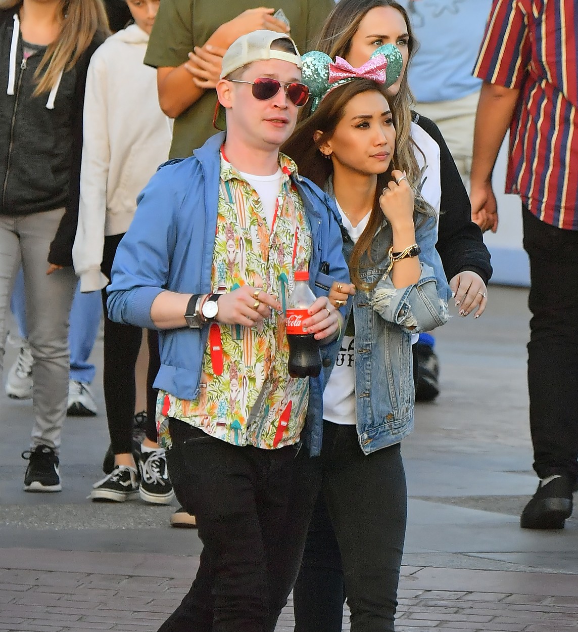 Brenda Song și Macauley Culkin, fotografiați ținându-se de braț, la Disneyland
