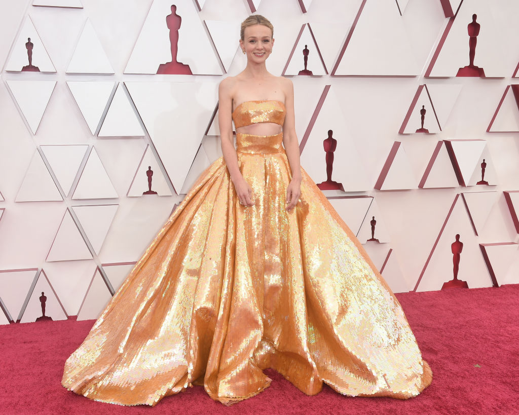 Carey Mulligan, într-o rochie aurie, voluminoasă la Premiile Oscar 2021
