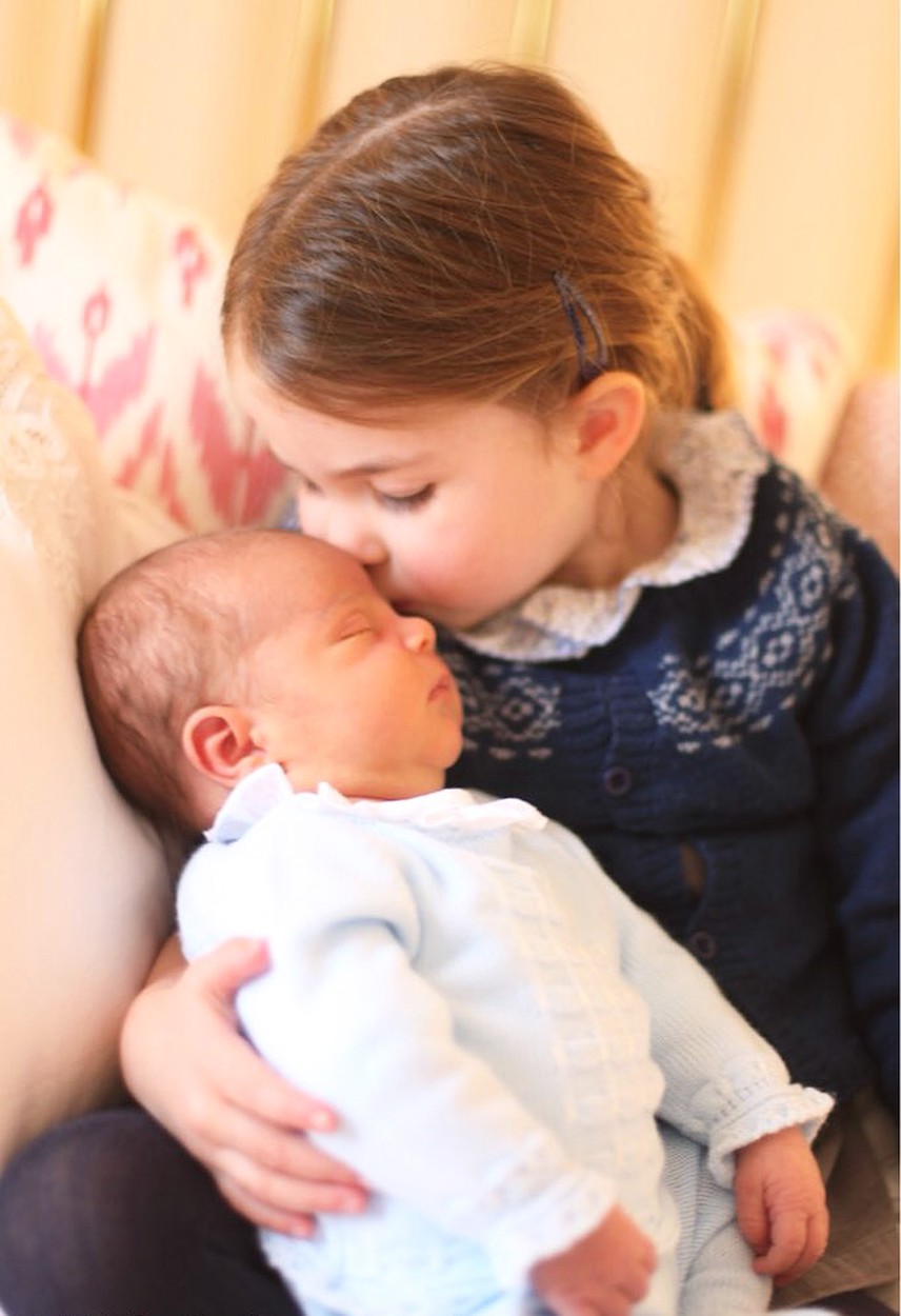 Prințesa Charlotte, fotografiată în timp ce îl ține în brațe pe Louis, atunci când era bebeluș