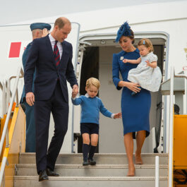 Kate Middleton împreună cu Prințul William, Prințul Geroge și Prințesa Charlotte, în timp ce coboară dintr-un avion