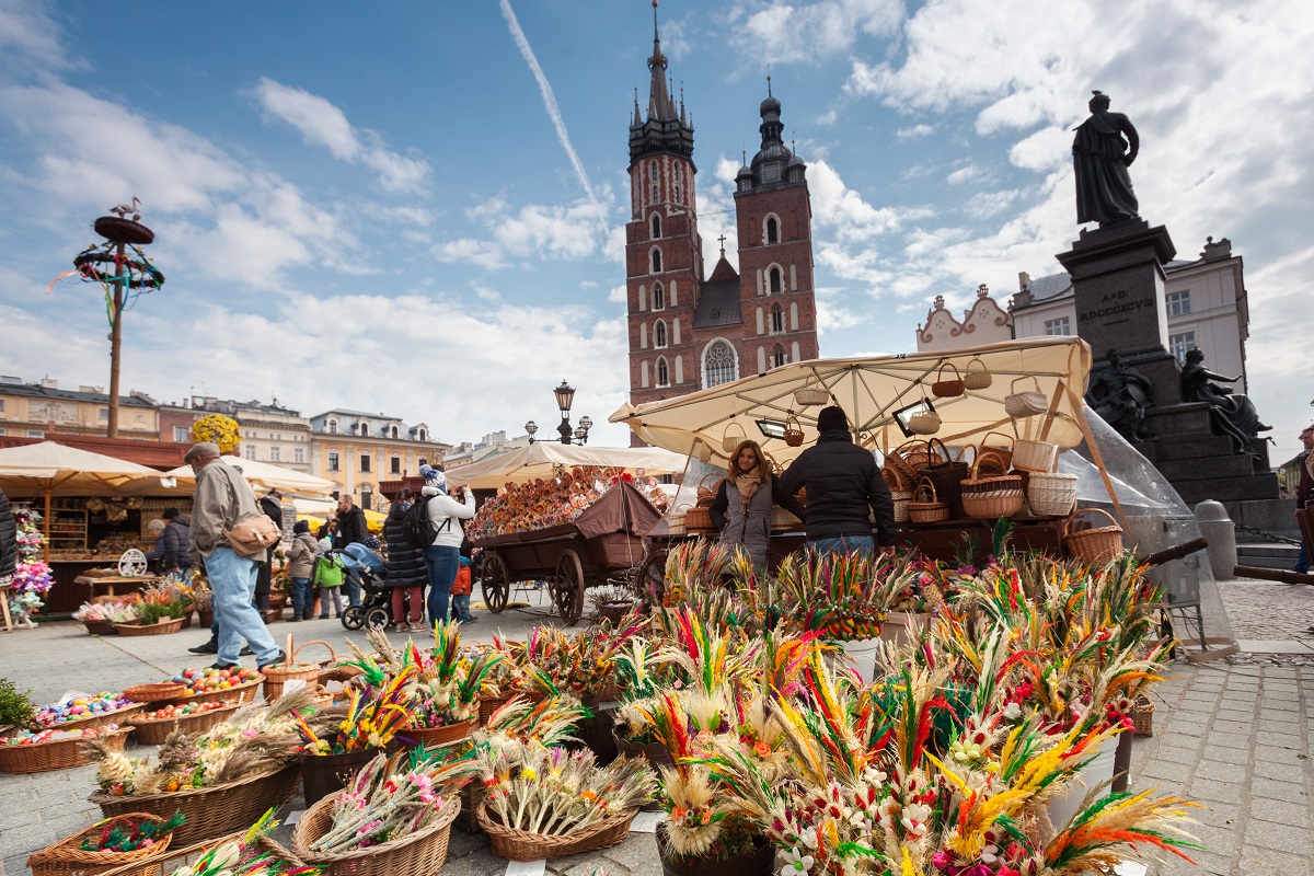 Imagine cu o piață din Polonia plină de zeci de coșulețe cu flori care urmează să fie sfințite pentru credincioși