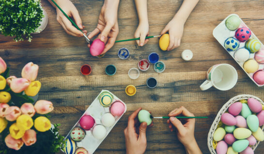 Ouă în cofrag, care sunt pictate manual de mai multe femei, cu ajutorul pensulelor