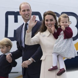Kate Middleton care își ține în brațe fetița, alături de soțul și fiul său coborând din avion în Canada în timp ce face cu mâna oamenilor