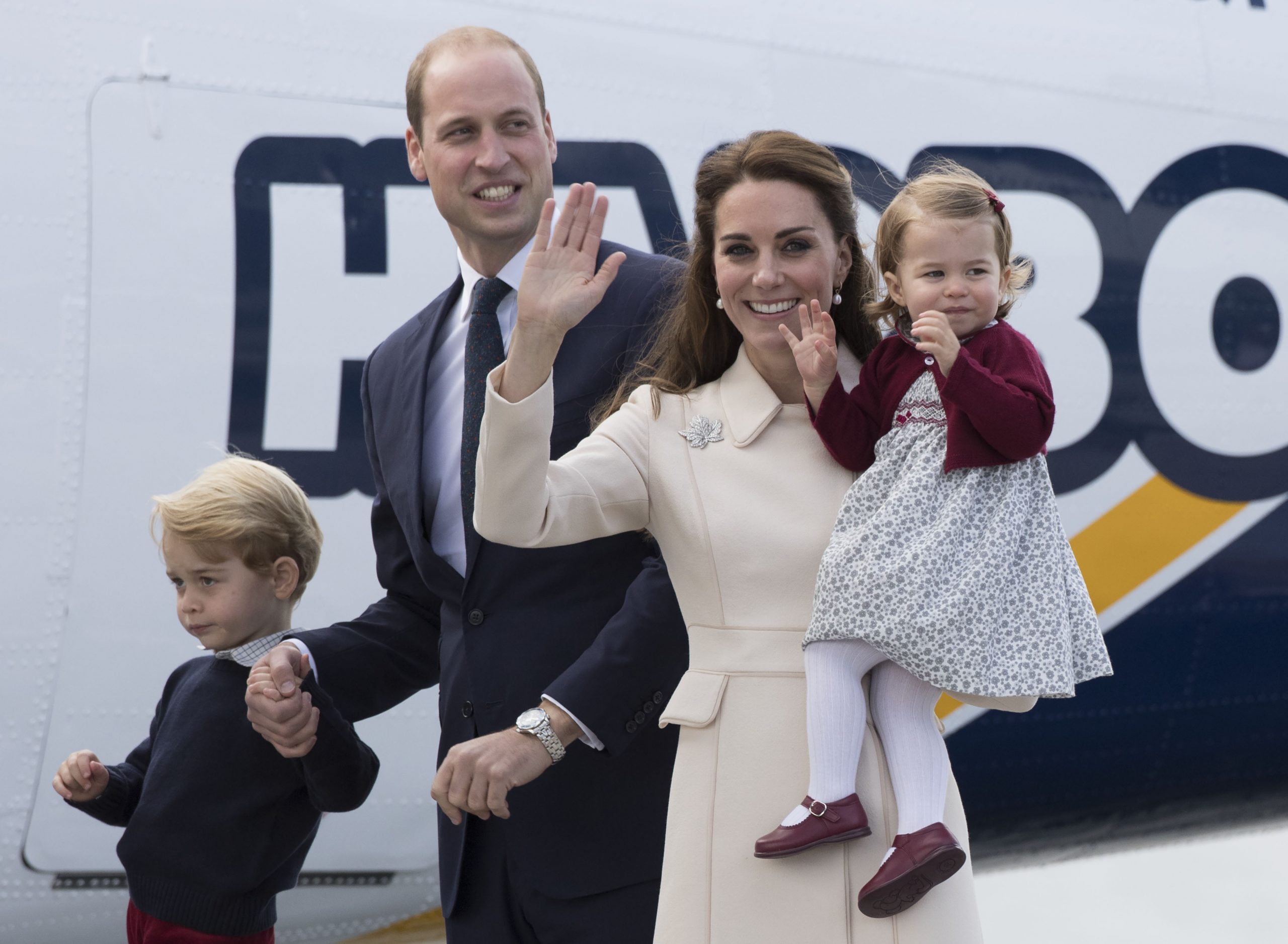 Kate Middleton care își ține în brațe fetița, alături de soțul și fiul său coborând din avion în Canada în timp ce face cu mâna oamenilor