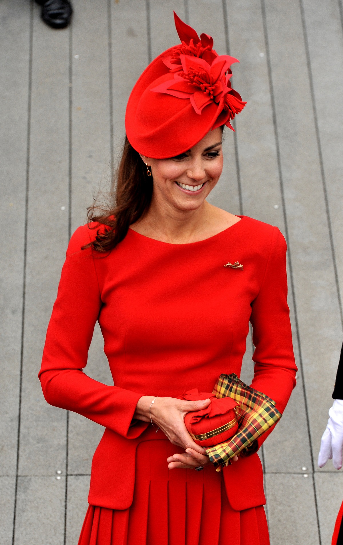 Ducesa Kate îmbrăcată într-un costum roșu purtând broșa ca simbol al marinei regale la Jubileul de diamant al Reginei Elisabeta