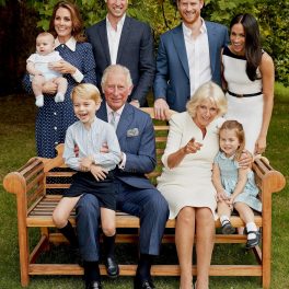 Ducii de Cambridge, alături de Ducii de Sussex, Camilla și Prințul Charles, într-o fotografie de familie, în curtea casei