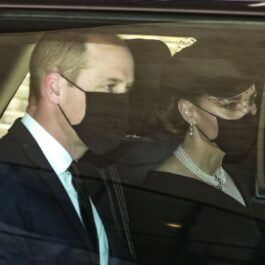 Ducii de Cambridge, în mașină, în timp ce pleacă de acasă spre Castelul Windsor, la funeraliile Prințului Philip