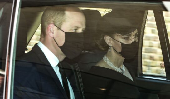 Ducii de Cambridge, în mașină, în timp ce pleacă de acasă spre Castelul Windsor, la funeraliile Prințului Philip
