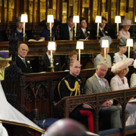 Meghan Markle, în ziua nunții ei, în biserică, înconjurată de Prințul William, Prințul Philip și Regina Elisabeta