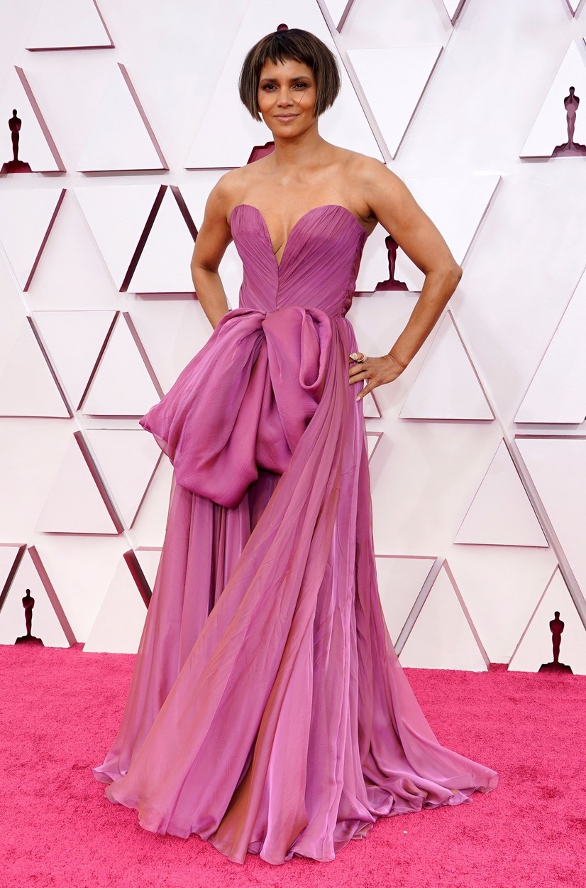 Halle Berry, într-o rochie vaporoasă, mov, la Premiile Oscar 2021