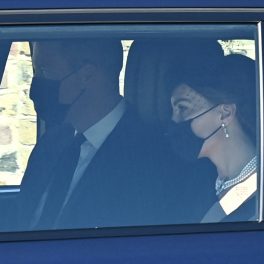 Kate Middleton, cu mască de protecție, îmbrăcată în negru, la ceremonia de înmormântare a Prințului Philip