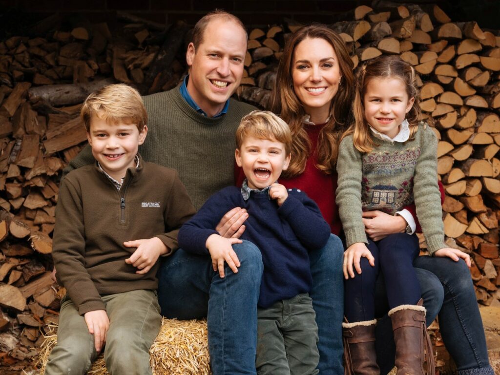 Kate Middleton și Prințul William, împreună cu cei trei copii ai lor, într-un portret de familie
