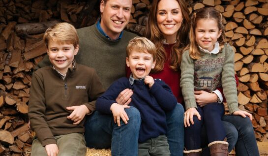 Kate Middleton și Prințul William, împreună cu cei trei copii ai lor, într-un portret de familie