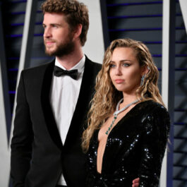 Liam Hemsworth, alături de Miley Cyrus, la petrecerea Vanity Fair, în 2020, pe covorul roșu