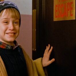 Macaulay Culkin, imagine din filmul Singur acasă, în timp ce zâmbește după ce i-a reușit o farsă