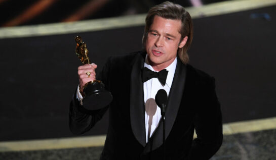 Brad Pitt, în timp ce se află pe scena Premiilor Oscar 2020