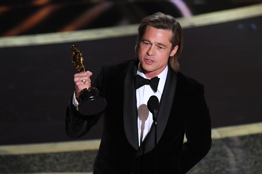 Brad Pitt, în timp ce se află pe scena Premiilor Oscar 2020