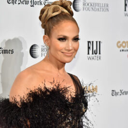 Jennifer Lopez, la Gotham Independent Film Awards, în anu 2019, într-o rochie cu pene