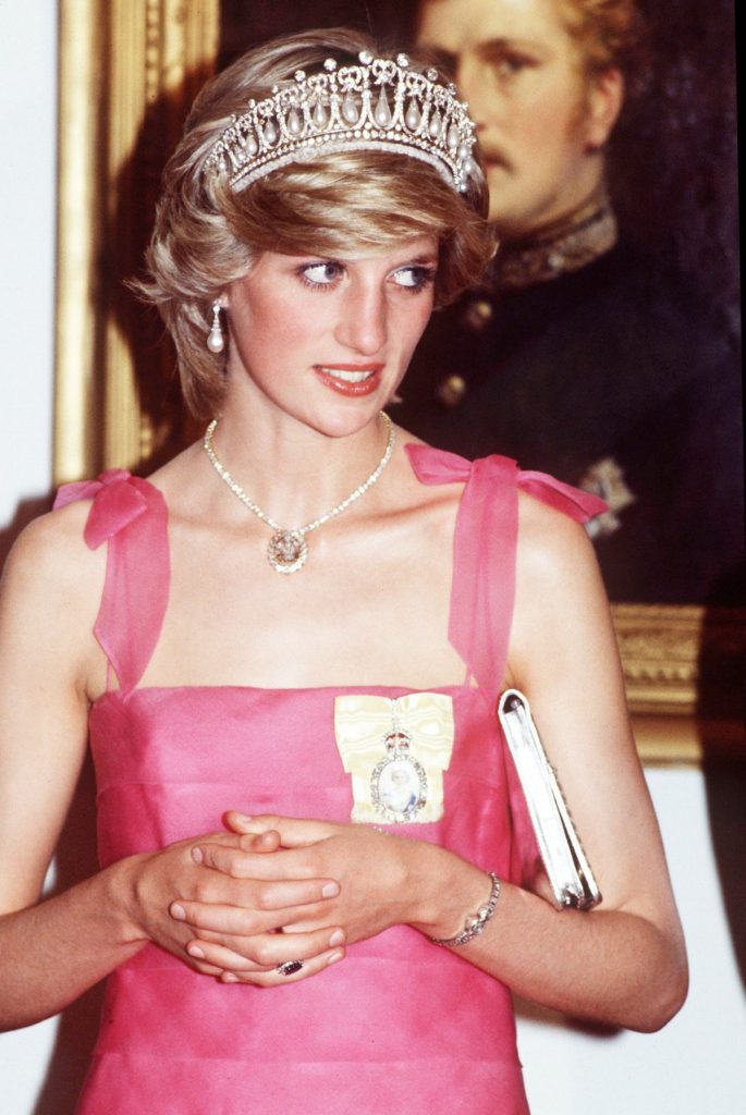 Printesa Diana purtând pe cap o diademă strălucitoare la un eveniment public