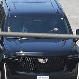 Prințul Harry, în mașina personală, în timp ce este luat de șoferul său de pe aeroportul din Los Angeles